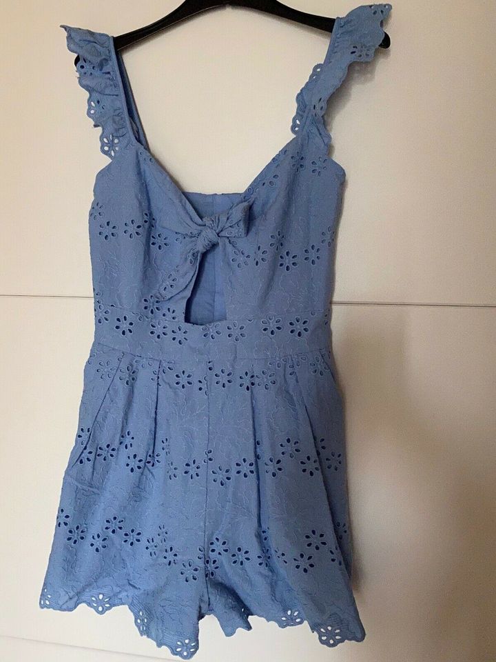 H&M Jumpsuit mit Volants, Stickereien & Cut Out blau Gr. 34 in Windberg