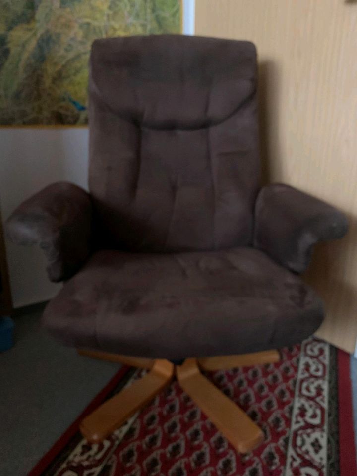 Wildleder Sessel mit beweglicher Lehne beim Anlehnen in Zirkow