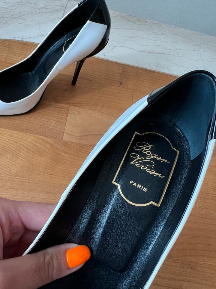 Roger Vivier Pumps 39,5 Lackleder schwarz weiß High Heels in Iserlohn