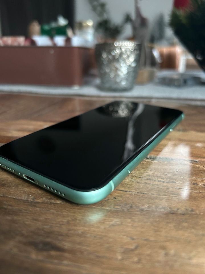 iPhone 11 128gb mit Schutzhülle und Panzerglas in Emden