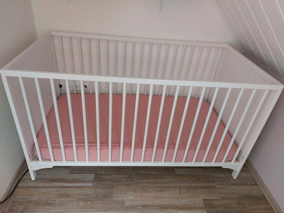 Ikea Solgul Babybett Kinderbett Gitterbett weiss 70x140cm in Moormerland