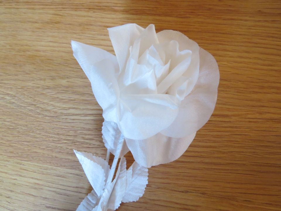 Deko Weiße Papierblumen Rosen Tulpen mit Metallstiel ummantelt in Karlsruhe