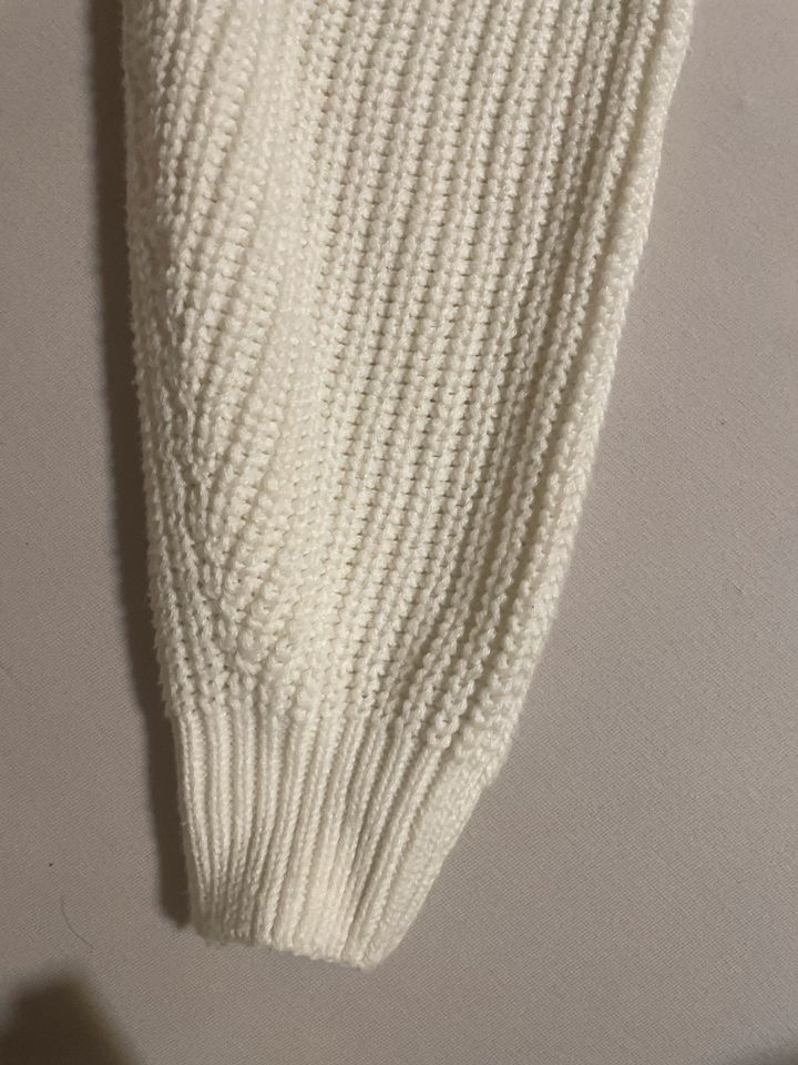 Weißer Pullover mit Knöpfen in Röttingen