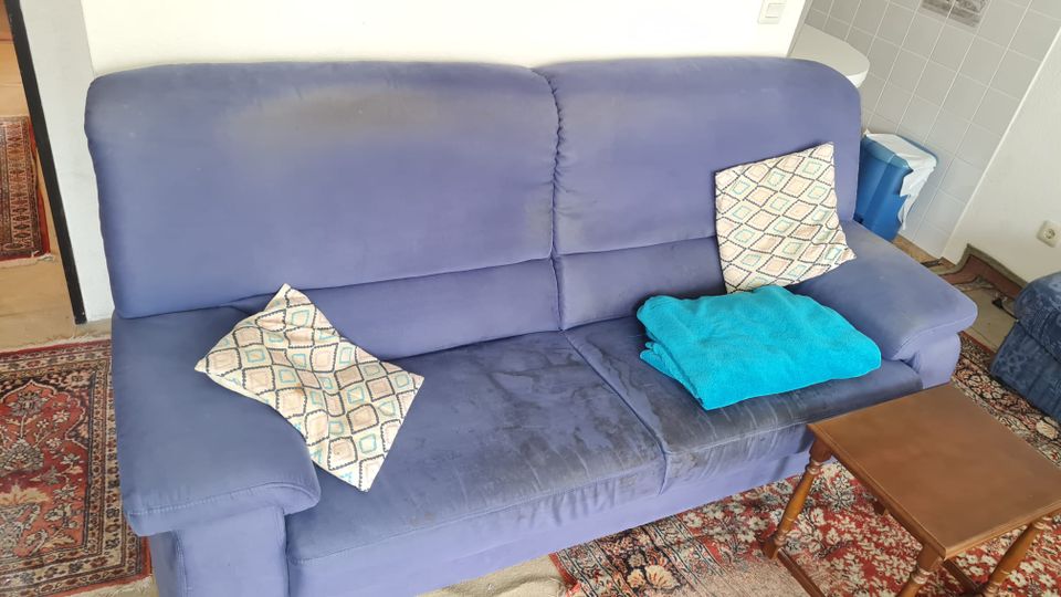 Abgeranztes Sofa in blau zweisitzer dreisitzer Proberaum Garten in Moers