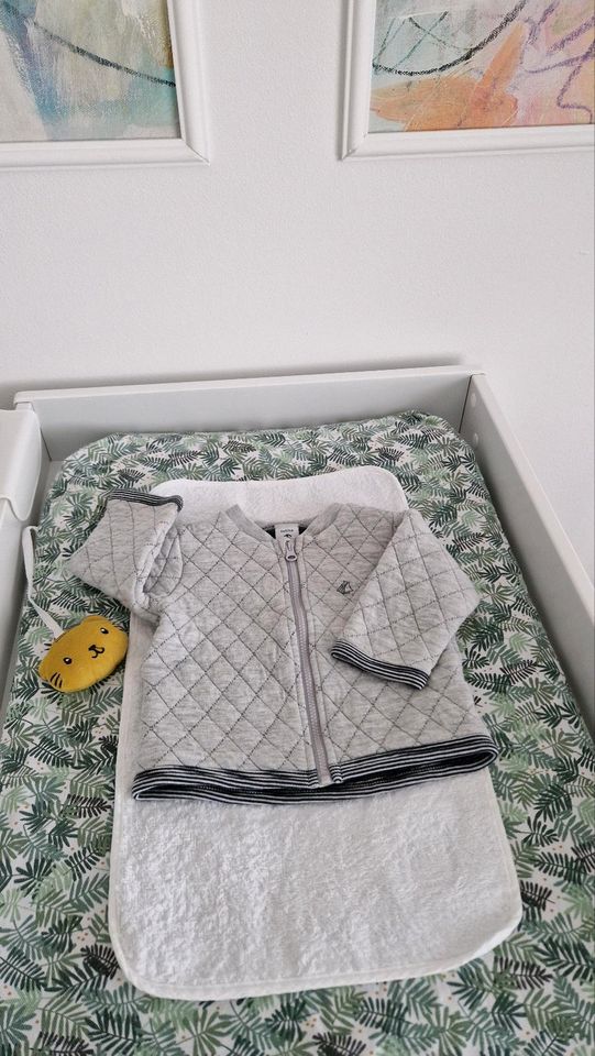 Niedliches Set aus Cardigan und Latzhose von Petit Bateau in Bielefeld