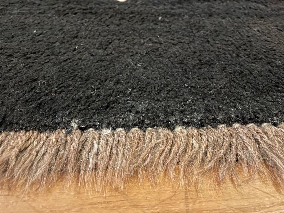 großer Berberteppich handgeknüpft 185x270 cm plus Fransen Teppich in Weilrod 