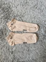 NEU Nike Socken beige mit schwarzem Logo und Schriftzug 35-38 Niedersachsen - Osnabrück Vorschau