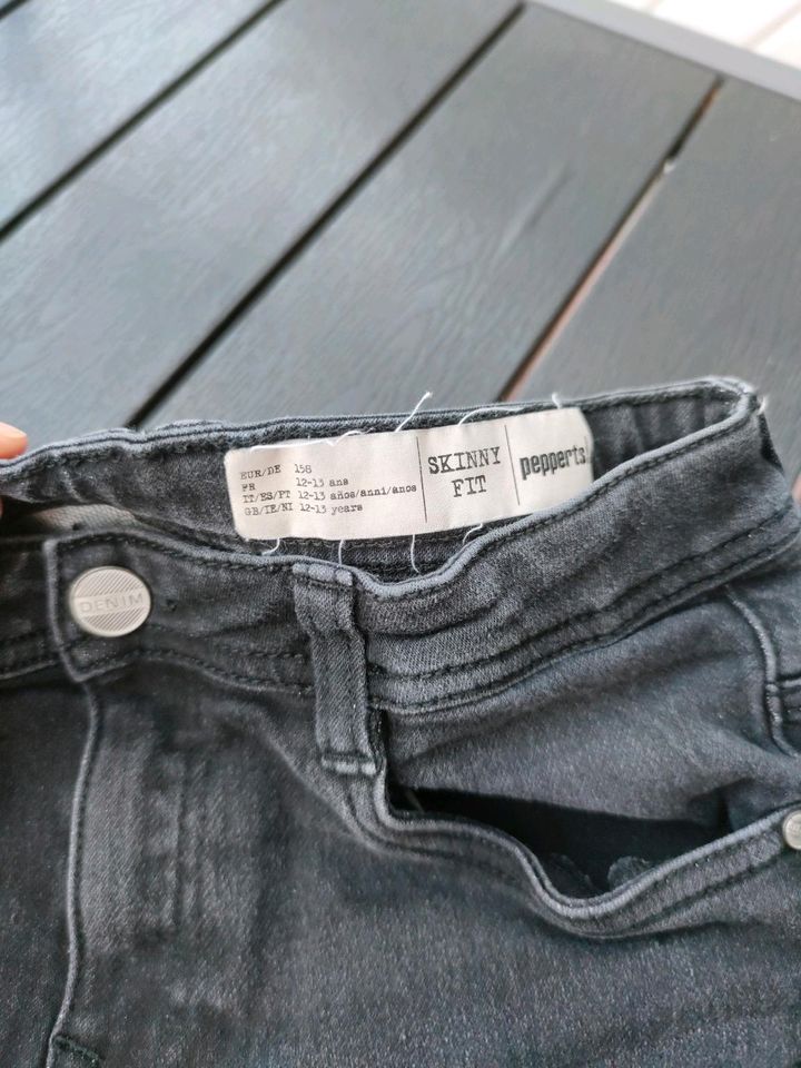 Schwarze Jeans Junge 158 gerades Bein verstellbarer Bund in Aschaffenburg