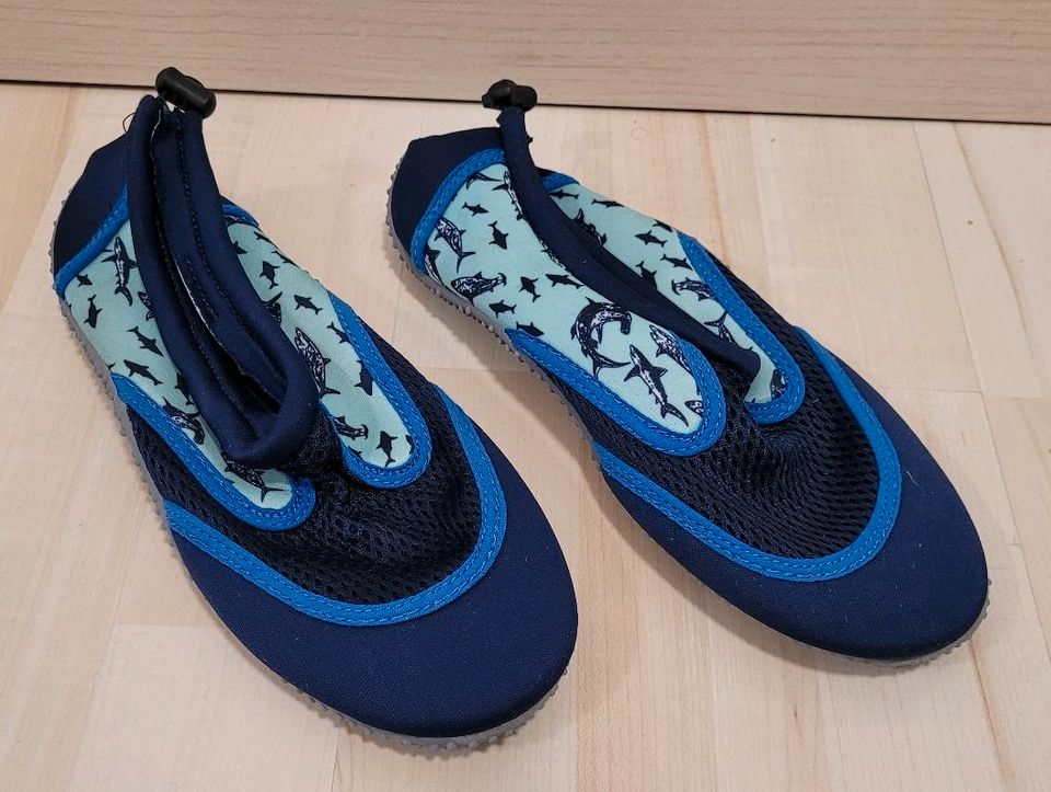 Badeschuhe blau mit Haien Gr. 36 in Winsen (Aller)