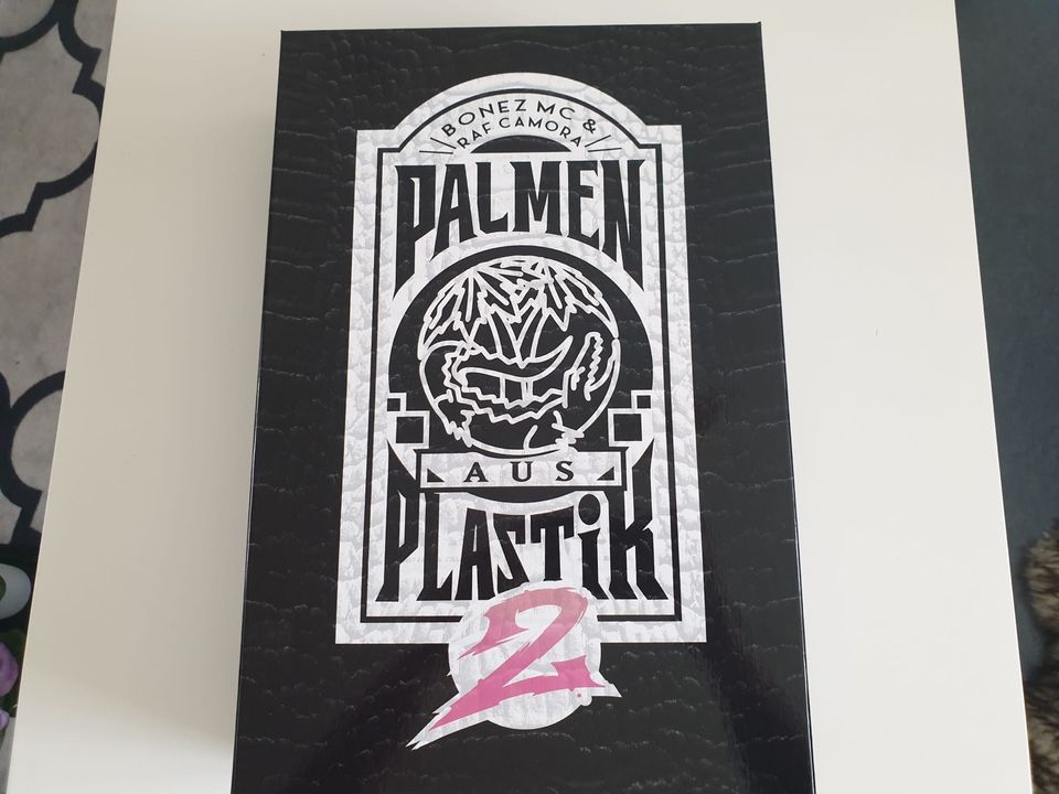 Palmen aus Plastik 2 Box Bonez MC und Raf Camora in Hamburg