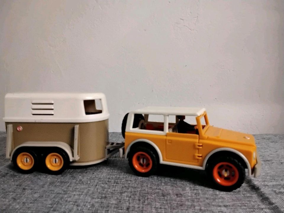 Schleich Jeep mit Pferdeanhänger und Fahrer in Schermbeck