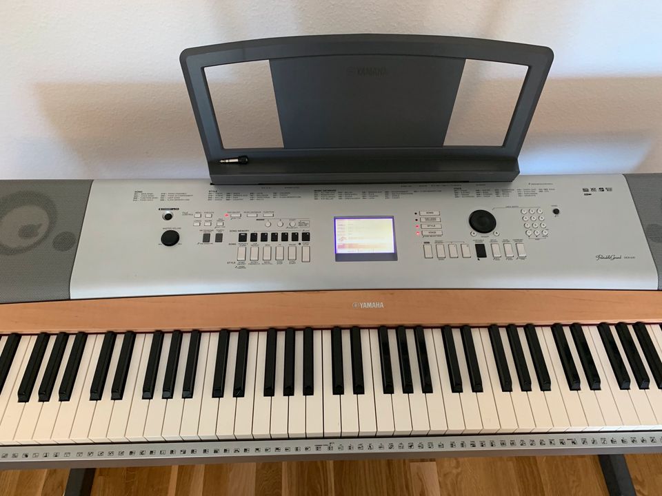 Yamaha Digital Piano Portable Grand DGX-630 in Hannover
