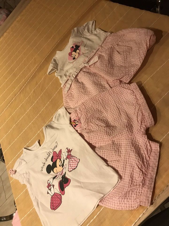 Süßes Bekleidungspaket mit Minnie Mouse und Hello Kitty in Wieskau