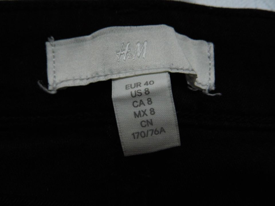 Gr. 40 Jeans schwarz H&M unten abgeschnitten 5Pocket in Windeck