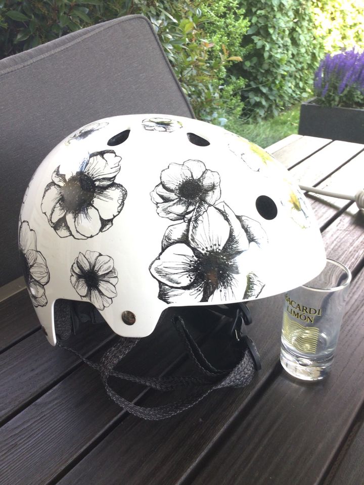 Fahrrad- Skater Helm Kinder Medium 55-58cm 428g leicht weiß Blume in Duisburg