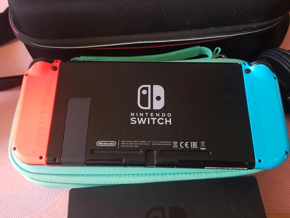 Nintendo Switch 32GB Spielkonsole - Neon-Rot/Neon-Blau + 2 spi in Gütersloh
