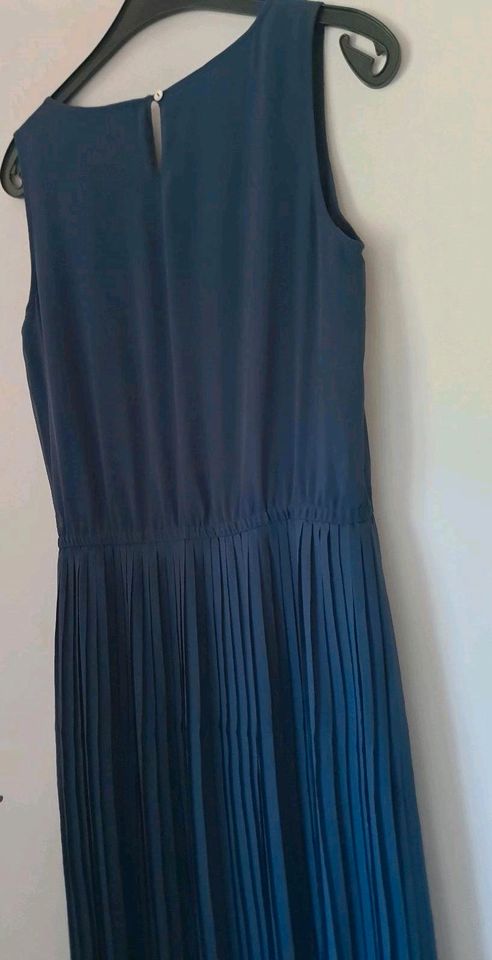 Pliseekleid  Blau Gr 36/38 in Eimke