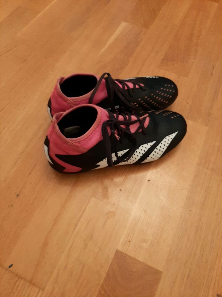 Adidas Fußballschuhe, EU 35, rosa/schwarz in München