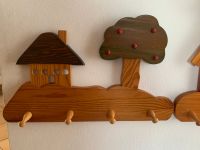 Bunte Kinder-Garderobe Holz Hakenleiste Haus Baum Bayern - Rimsting Vorschau