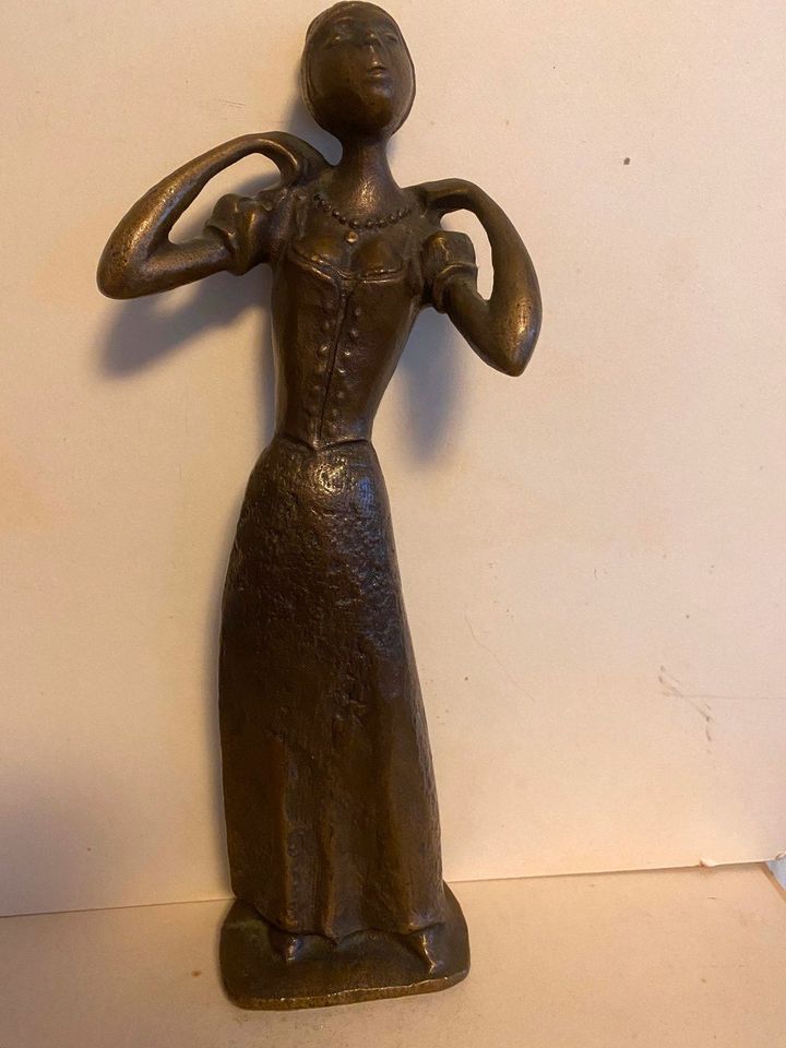 Bronzefigur - Feine Dame mit Kette von Gerhard Kluckow G. 76 in Witten