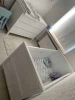 Babybett mit  Wickelkomode ( Wickeltisch abnehmbar) izi verkaufen Nordrhein-Westfalen - Meerbusch Vorschau