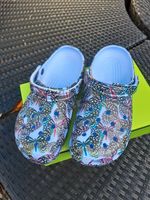 CROCS Moon Jelly Butterfly Classic LILA Schmetterlinge BUNT 42 43 Schleswig-Holstein - Kastorf Vorschau