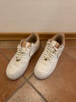 Nike Air Force 1 / Sonderedition /weiß & rosé / Größe 43 / Stoff Niedersachsen - Lachendorf Vorschau