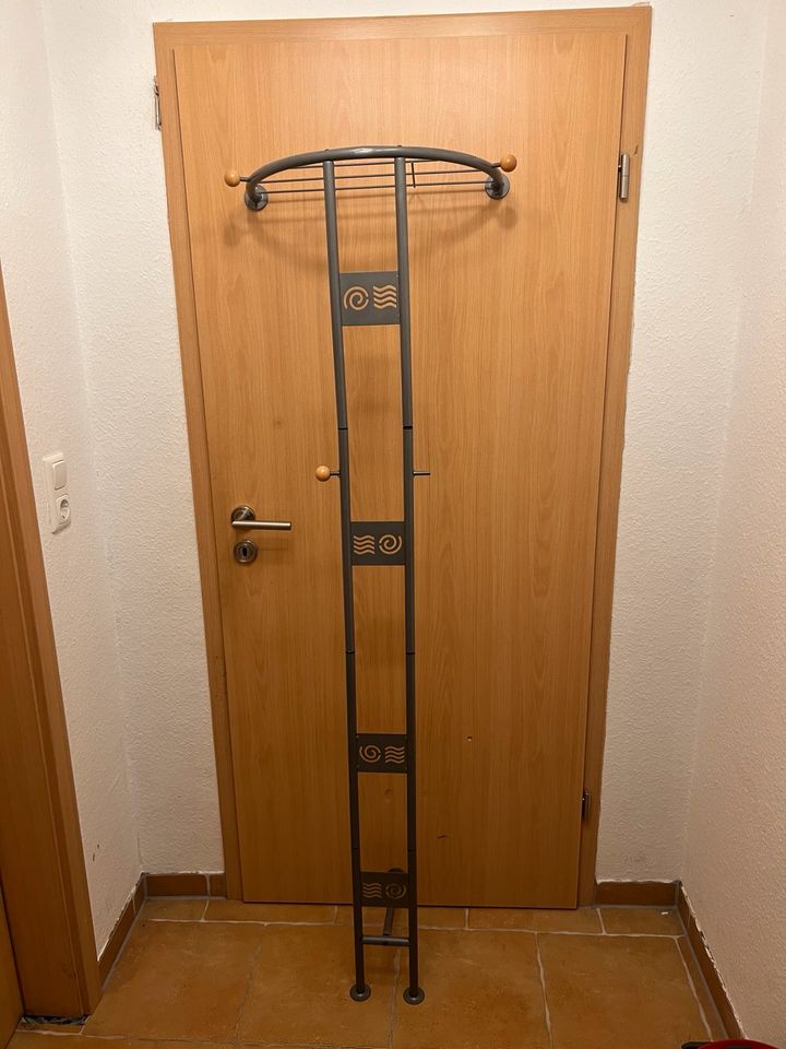 Garderobe und Bänkchen zu verkaufen in Dornum