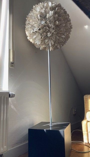 Stehlampe Kugel in Blütenoptik aus Muschelplättchen auf Stab/Fuß in Budenheim