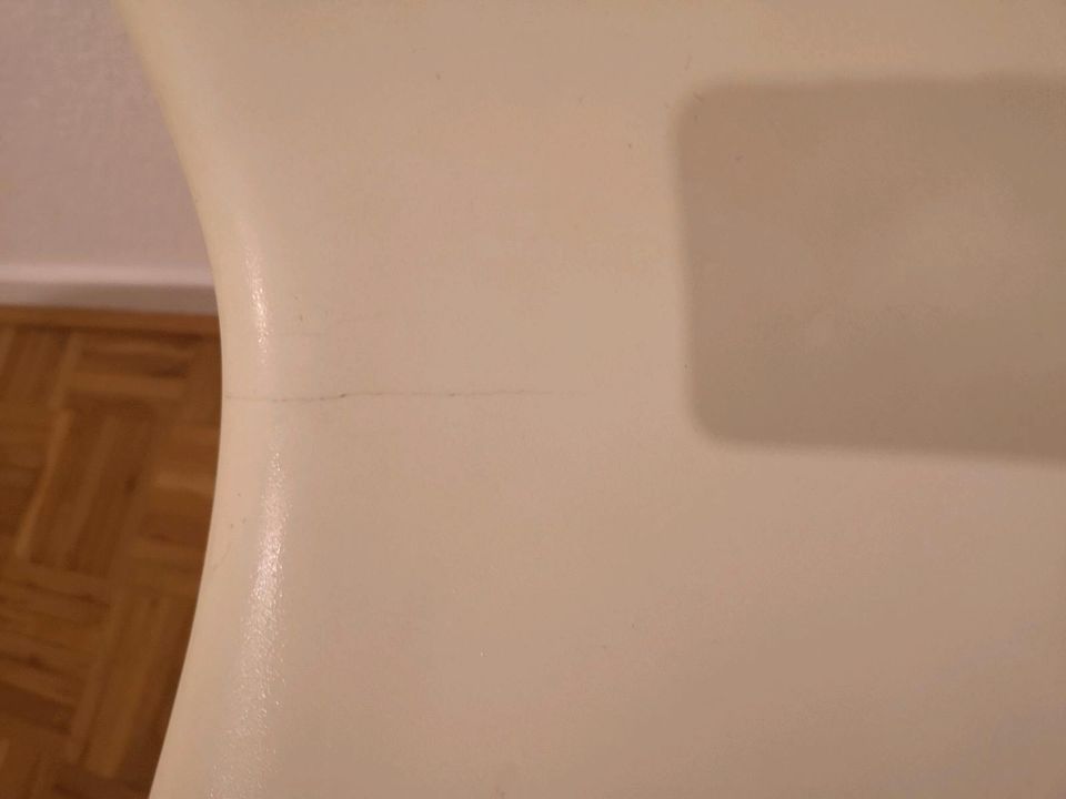 Stühle mit weißen Holzbeinen, 10€ für beide in Düsseldorf