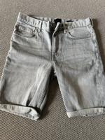 Kurze graue Jeans Hose H&M Gr. 28 neuwertig Baden-Württemberg - Esslingen Vorschau