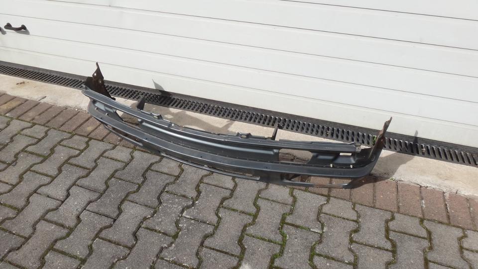 f. Bastler : Frontblech aus 1989er BMW 3er 325 i Limousine (E 30) in Wölfersheim