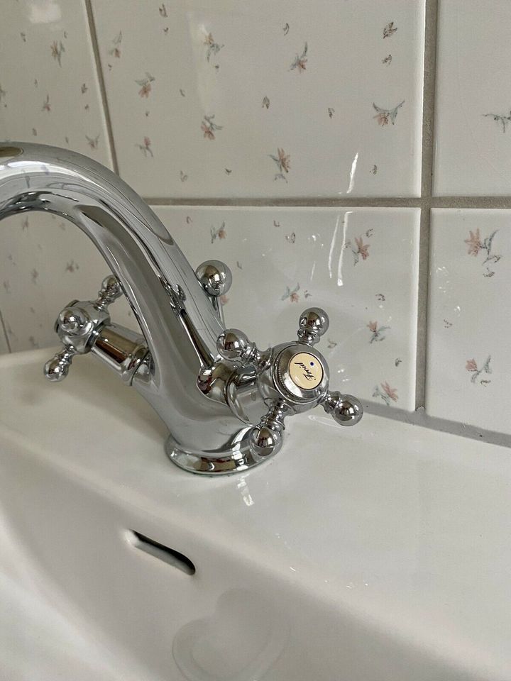Waschbecken mit Armatur, Spiegel mit Lampe, Handtuchhalter! in Wörth Kr. Erding