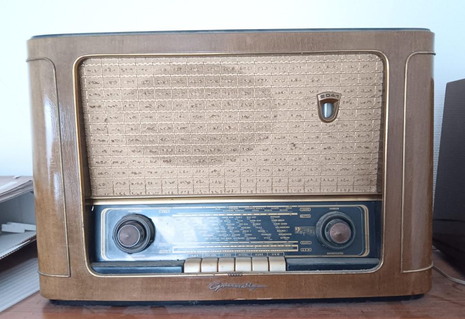 Alte Radios Grundig 2440 und 2041 in Hohenhameln
