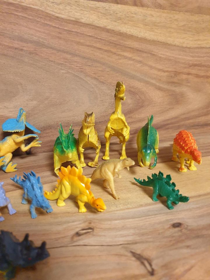 Dinosaurier Paket 19x Dinos Spielfiguren in Lage