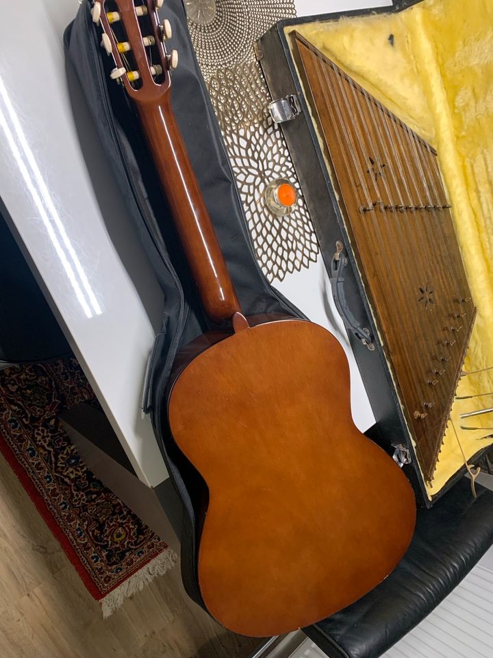 Santur und Yamaha Gitarre in Bielefeld