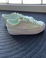 Nike Sneaker l neuwertig l 38.5 Hessen - Flieden Vorschau