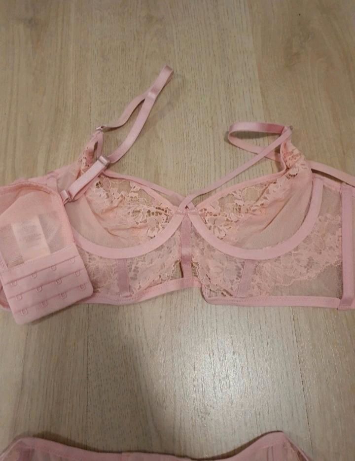 Kim petras hunkemöller strapse set rosa bh lingerie in Essen