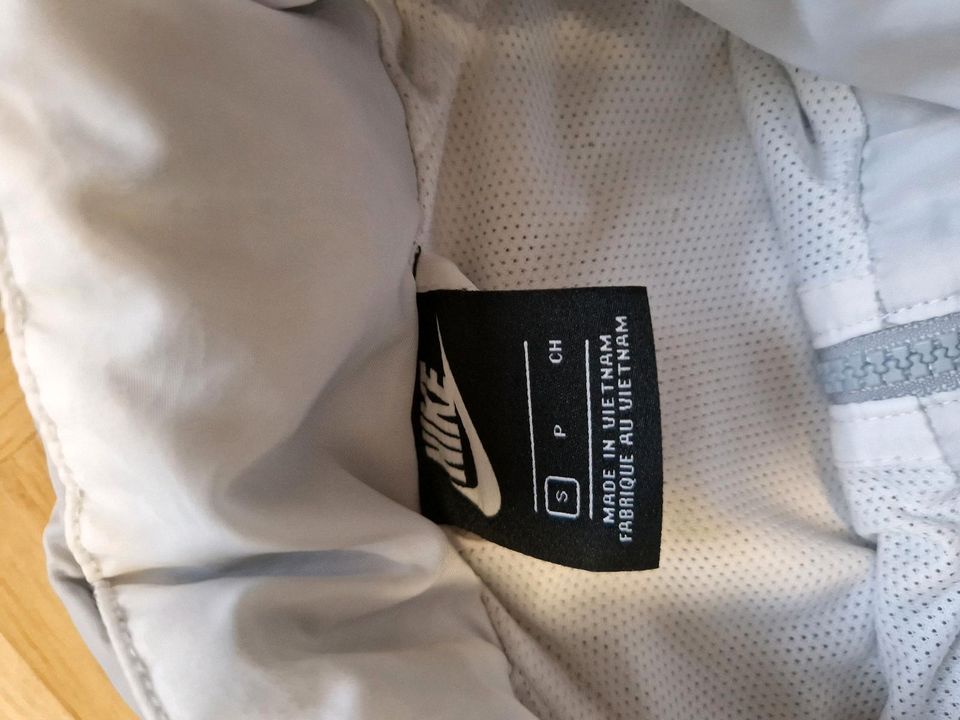 Nike Windjacke in Uslar