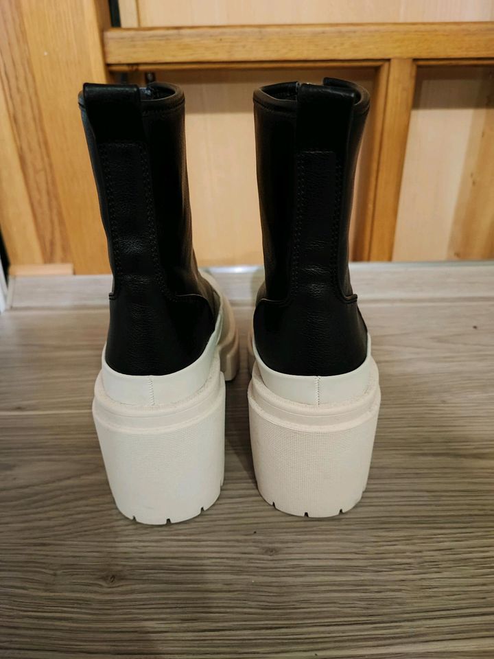 Chelsea Boots beige schwarz ungetragen in Geiselhöring