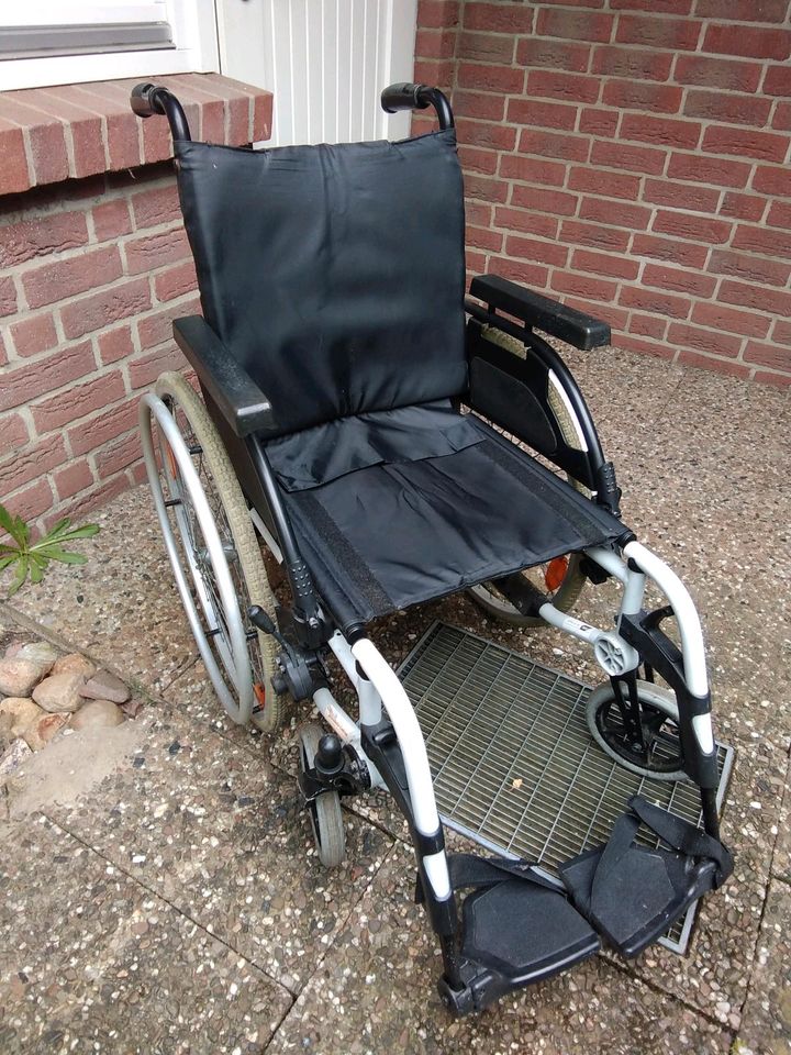 Rollstuhl zusammenklappbar in Horneburg