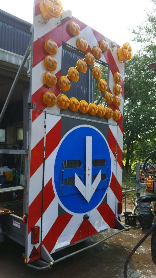 Verkehrsleittafel Absperrtafel Verkehrsleitanhänger vz 616 615 in Quirnbach Westerwald