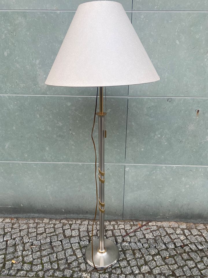 Stehlampe aus Metall in Berlin
