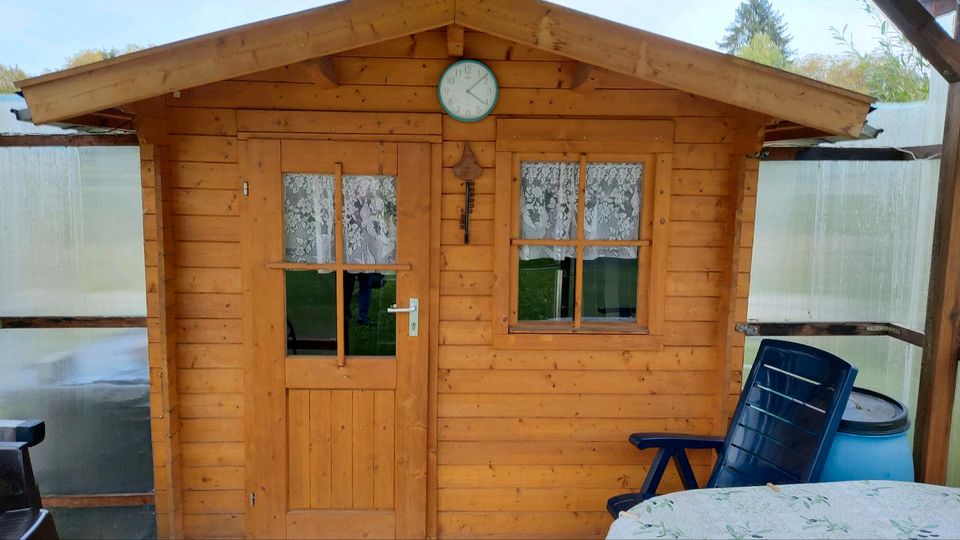 Gartenhaus/Blockhütte, Holz, mit Unterbau und Regenvordach in Dortmund