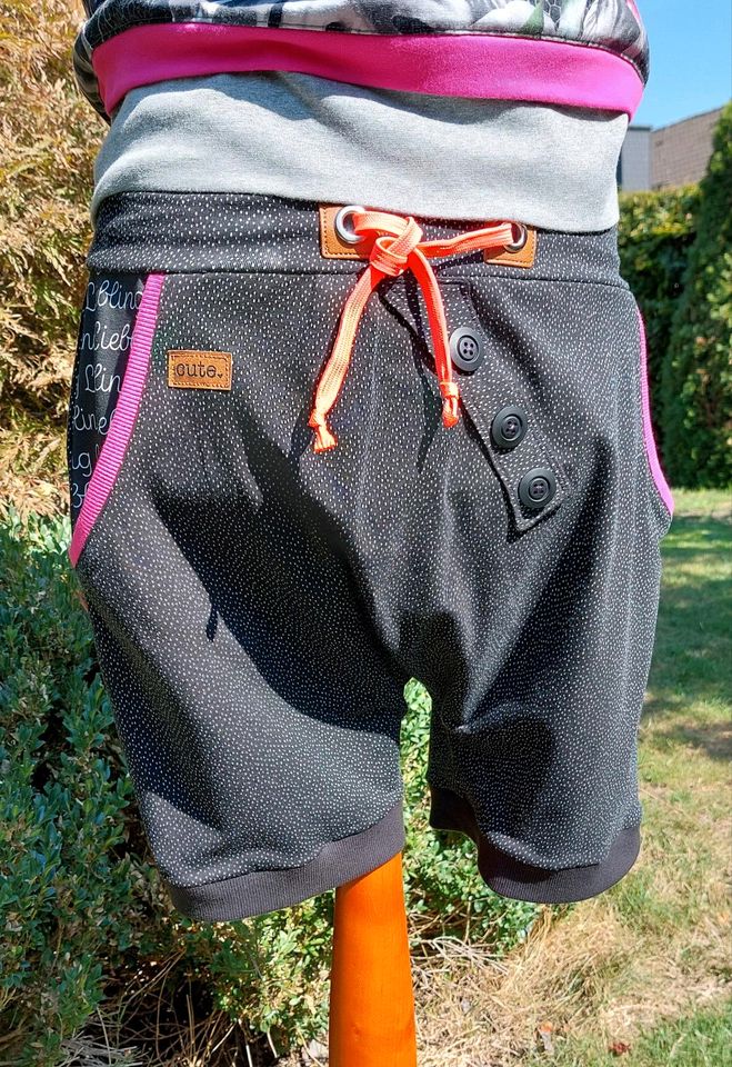 Süße Sweatshort/Pumpi in schwarz/neon, handmade in Velen