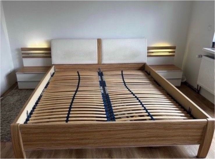 Bett mit Nachtschränken in Marschacht