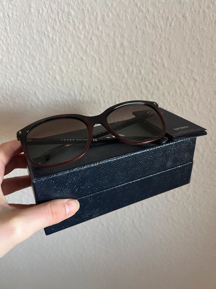 Prada Sonnenbrille Damen Dunkelbraun in Berlin