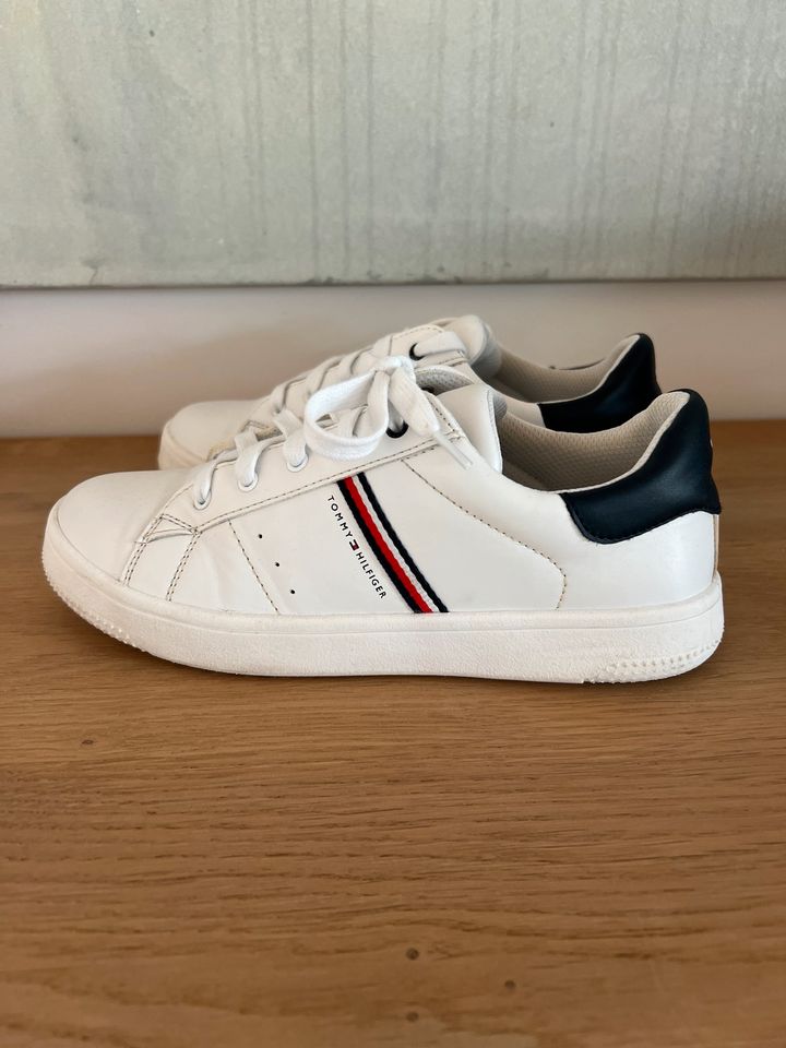 Tommy Hilfiger Sneaker weiß  Gr. 37 nur 1x getr. Unisex in Salzkotten