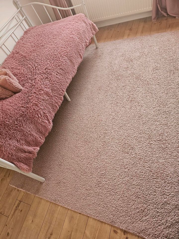Ich verkaufe hier Teppich mit Bett in einem guten Zustand in Bremen
