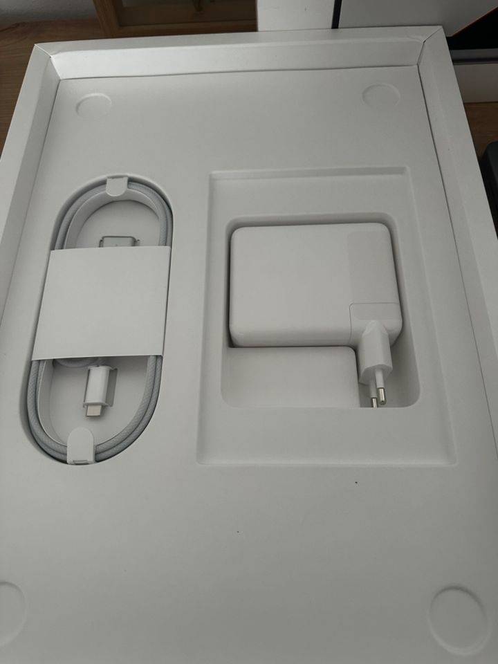 Händler - Macbook Pro 16 M1 Max 1TB 32GB 32C GPU MwSt Rechnung in Krefeld